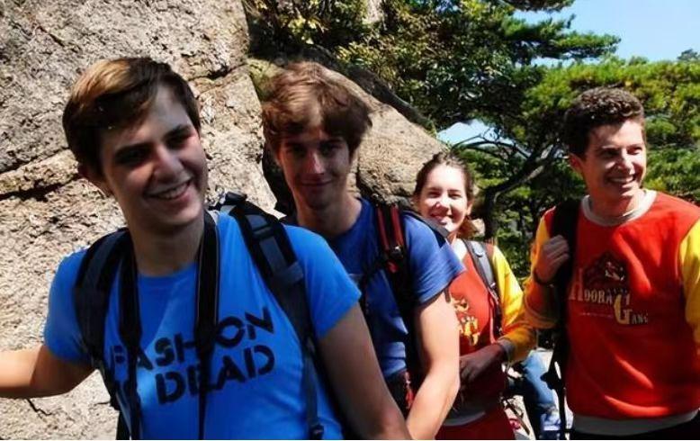 同比激增超100%！大批老外涌入中国，英媒却看到了背后的“阳谋”。最近，英国