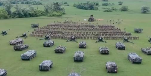 既然合成旅威力那么大，为什么到了21世纪各国才开始这么整？因为合成旅有一个致命缺