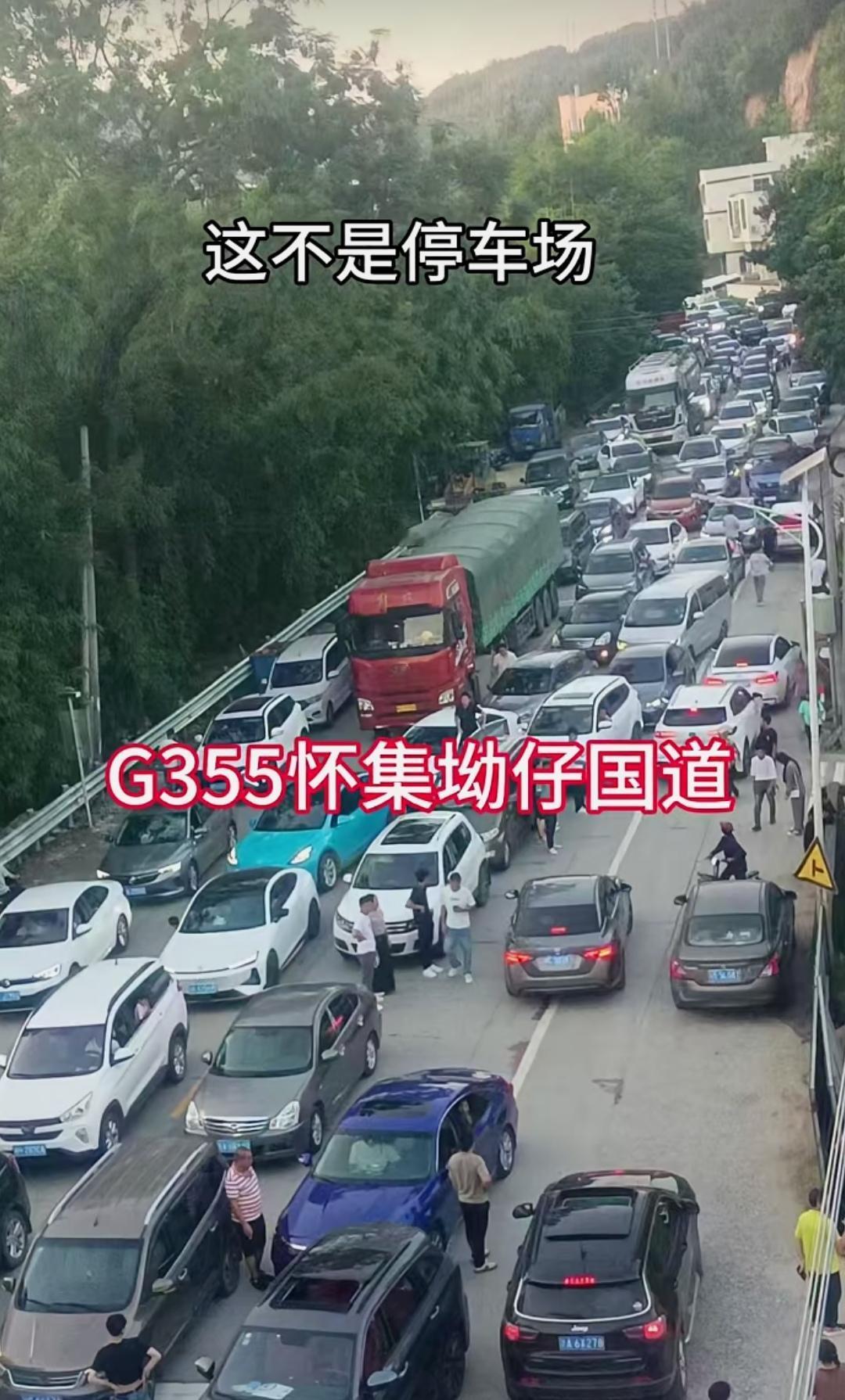 一个方向的车把整条路都霸了，你不塞谁塞[点赞]素质非常高[点赞][点赞][点赞]希望塞三