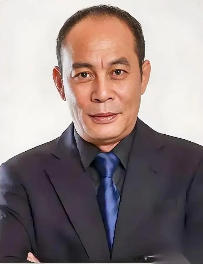 接闺女放学竟遇这待遇？她直奔陌生男人喊老公我站在学校门口等闺女，眼瞅着她