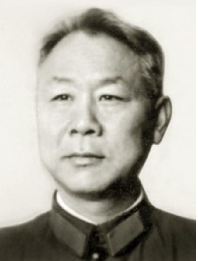 辛鼎文，山东省海阳县人，1926年6月18日出生。1942年8月参加革命，先后在
