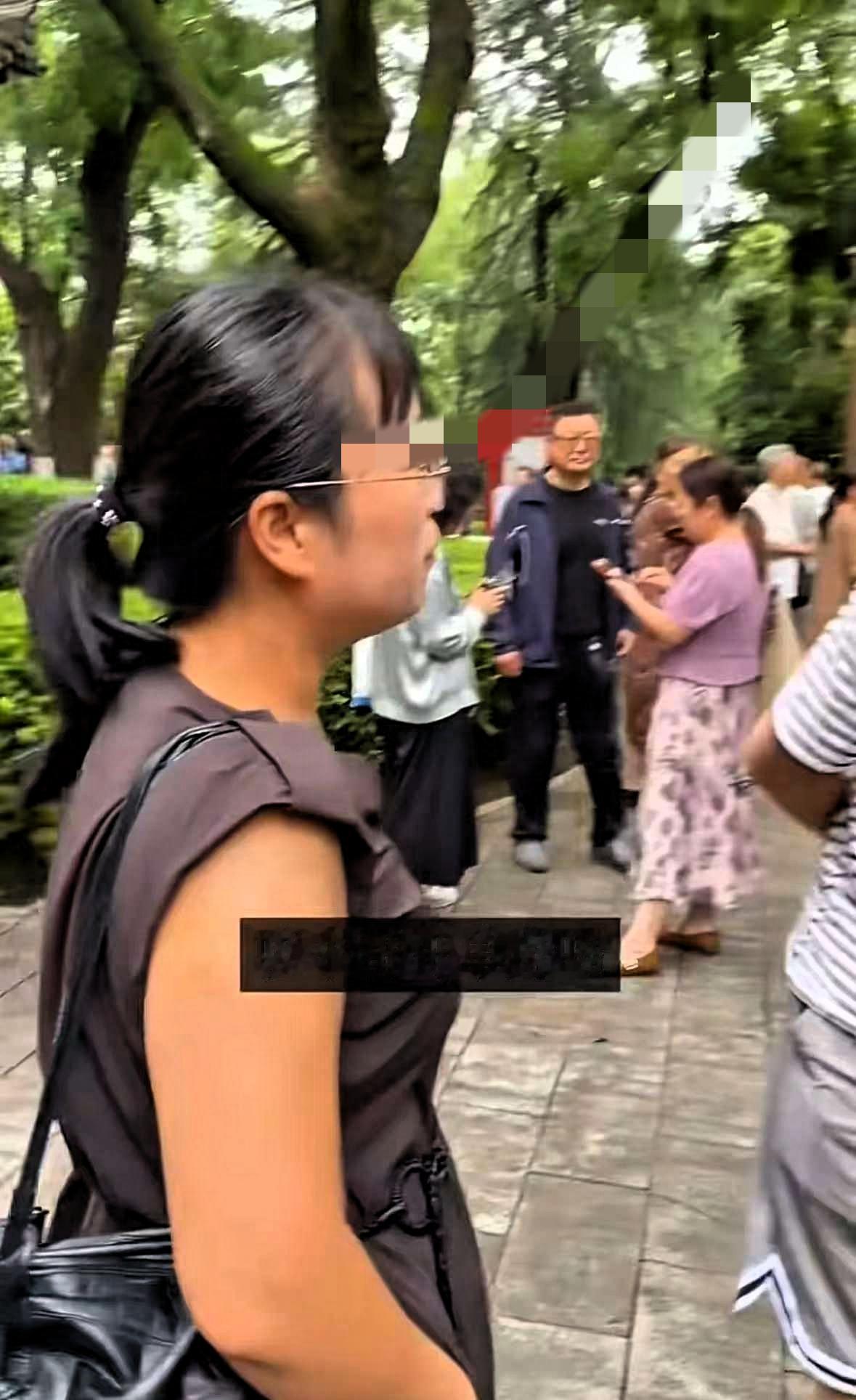 在相亲角，眼镜女子搭讪横条上衣男子，男子先让她提要求，女子直言不讳，要找个孝顺父