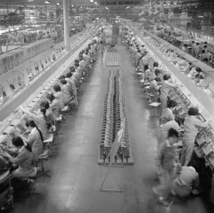 1950年6月朝鲜战争一开打，日本工厂的机器就跟着轰轰转起来了。1950到195