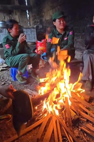 果敢同盟军的女兵，在阴冷的早晨，烤火吃早餐，非常简单的一餐！缅北地区的冬季，白天