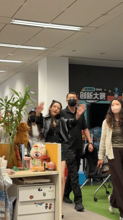 看了好几遍都觉得宋祖儿裙子提太高长腿路线真的好像不适合矮个子赵露思、宋祖儿这
