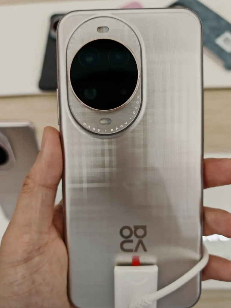 终于上手了华为nova14Ultra，这背面纹理辨识度极高！其他轻薄款都转