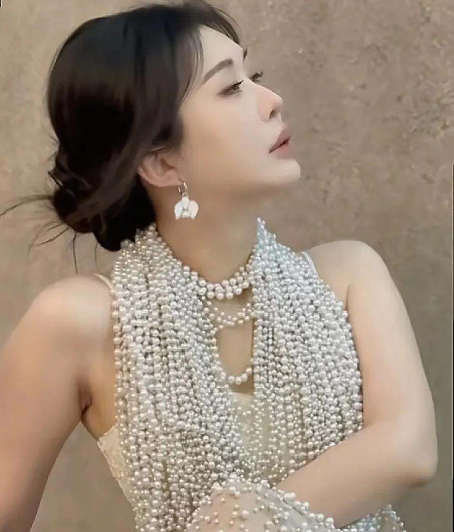 王石想不明白，老夫少妻为什么到他这里就成了笑话？他更想不明白他怎么就沦落成了网红