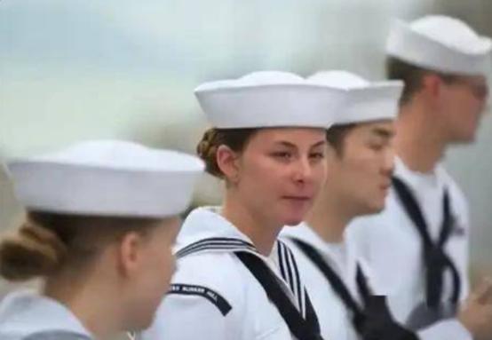 林肯号女兵在经历了长达286天的海上漂泊终于抵达泰国。上岸后，她们的所做的第一件