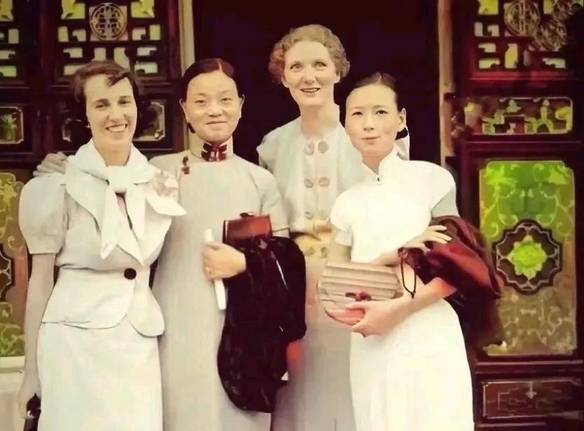 这张照片拍摄于1935年8月，照片上的人物分别是费慰梅、林徽因、林徽因的女儿梁