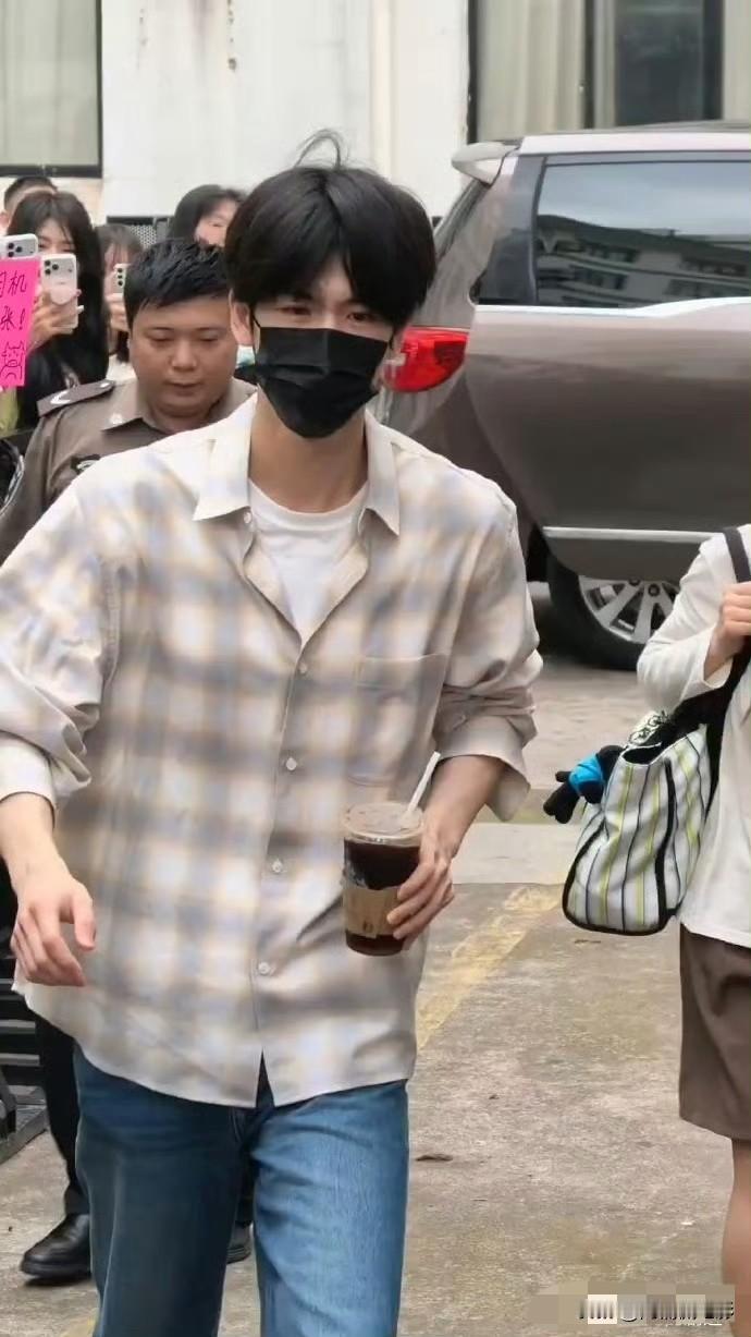 张凌赫卢昱晓《刺棠》围读上班路透流出，网友调侃这波堪称现实版换乘恋爱。随着《逐玉