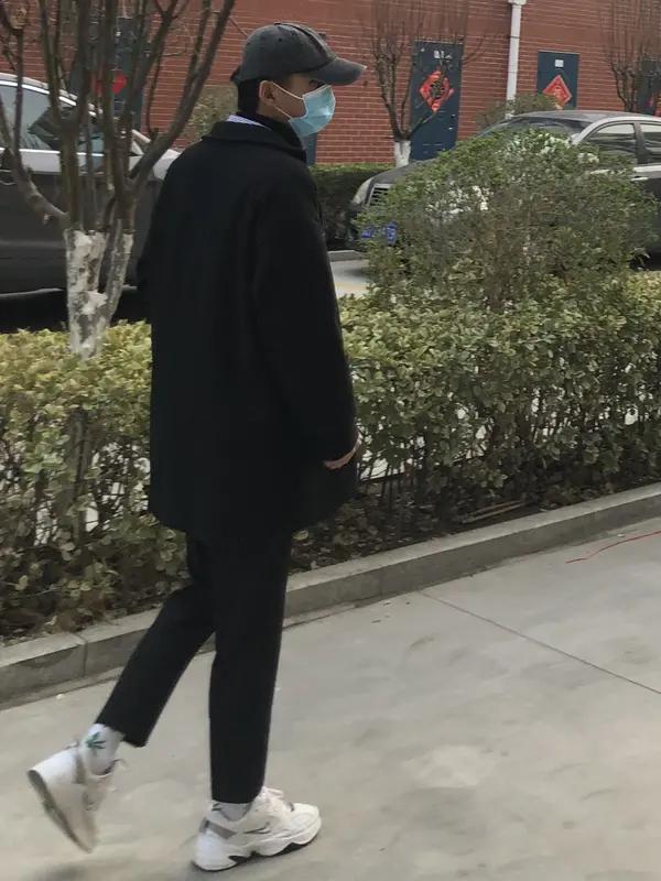 沈腾回到齐齐哈尔庆祝国庆节，和家族亲属相聚一堂，还拍了张大合影。大家看呐，沈