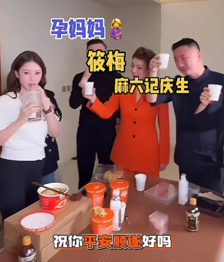 以前她们说马筱梅怀孕，我还不相信，现在终于看到了，肚子可不小了呢，有七八个月了