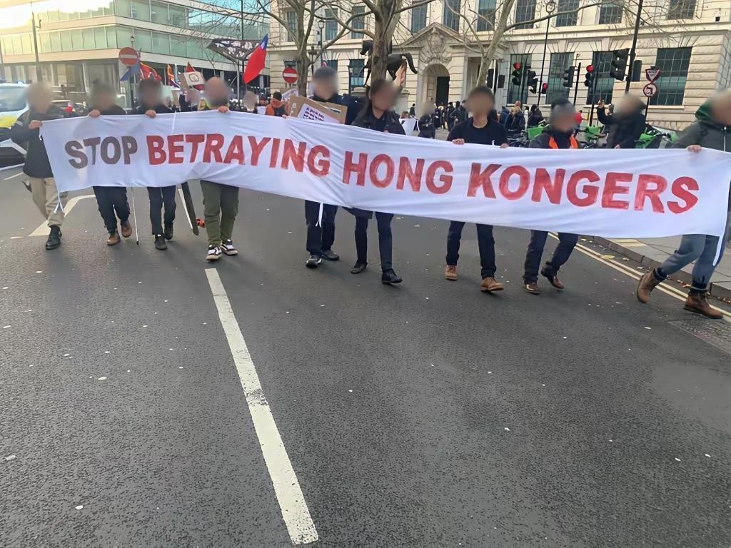 移民英国那部分港人，对英国政府没有兑现当时的承诺感到愤怒。3000多
