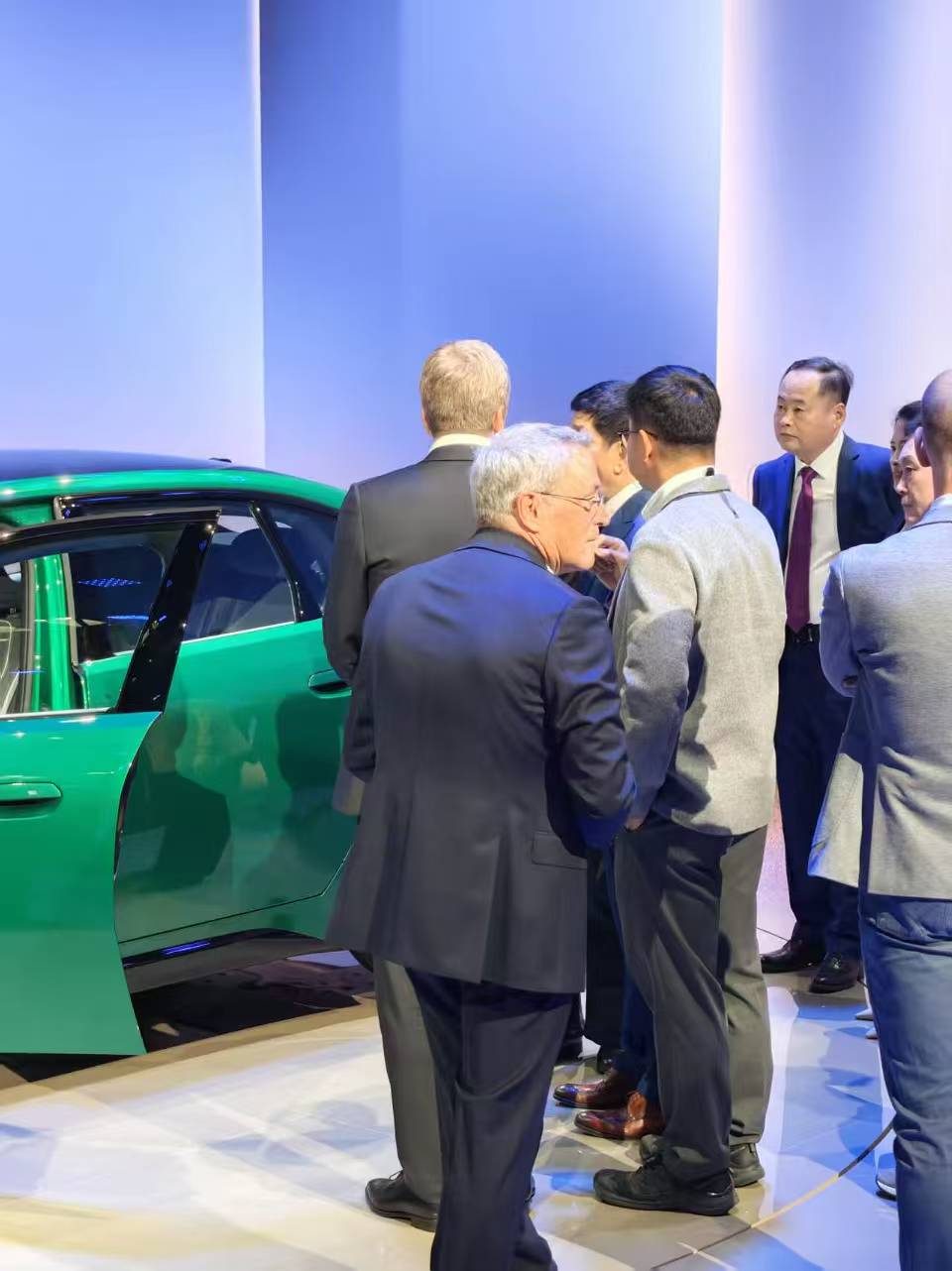每次看车企领导人逛展就觉得特有意思，一个眼神，一个动作都可能被解读。昨天就有人