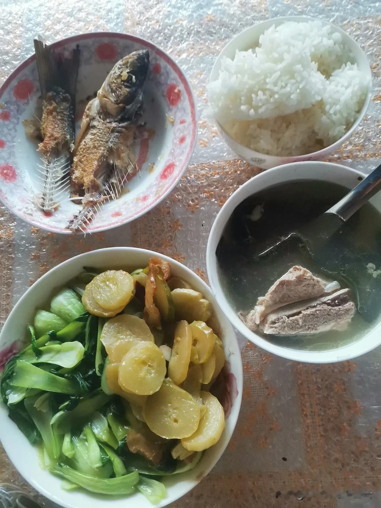 老婆又不回，一个人吃点剩饭剩菜。老婆不是中午不回来吃饭，就是晚上不回来吃饭，有