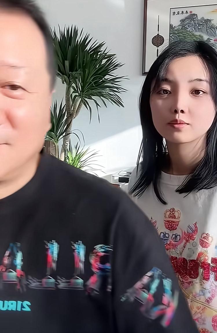 谢广坤、唐鉴军与小娇妻