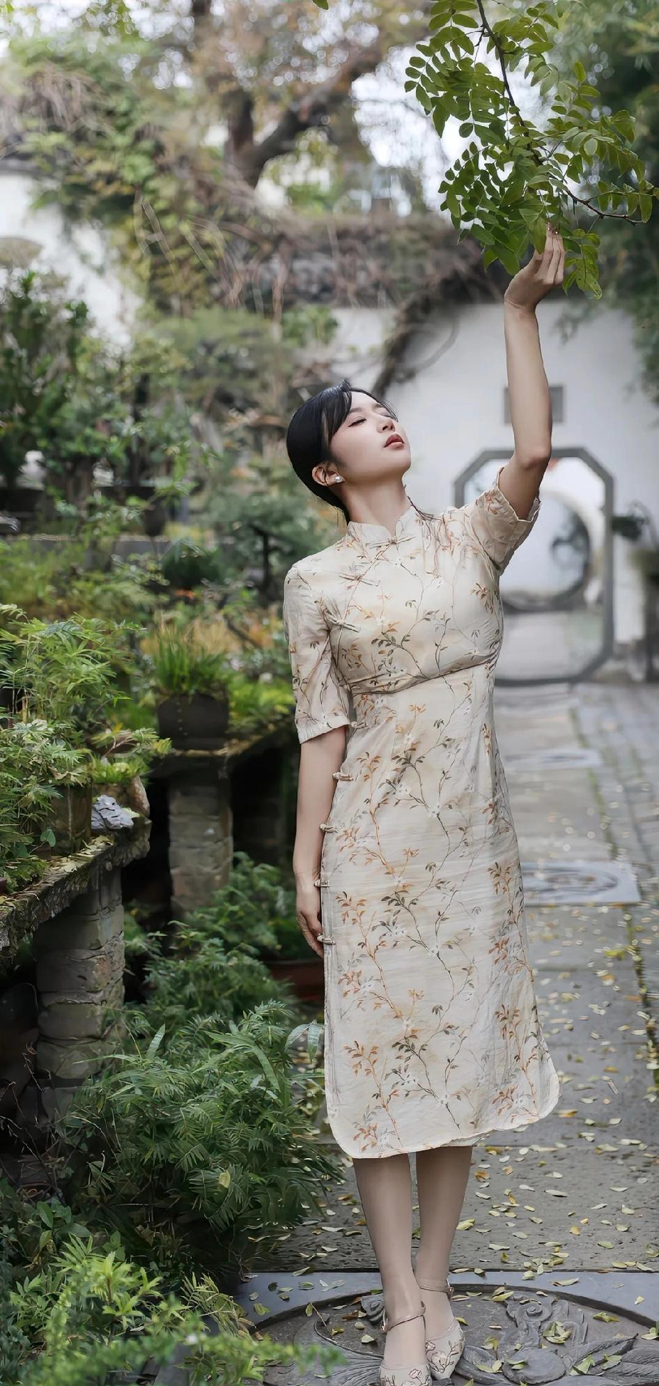 国风旗袍穿搭》》优雅旗袍，绿意盎然，感受自然之美。雍容华贵大气优雅，国风，名不虚
