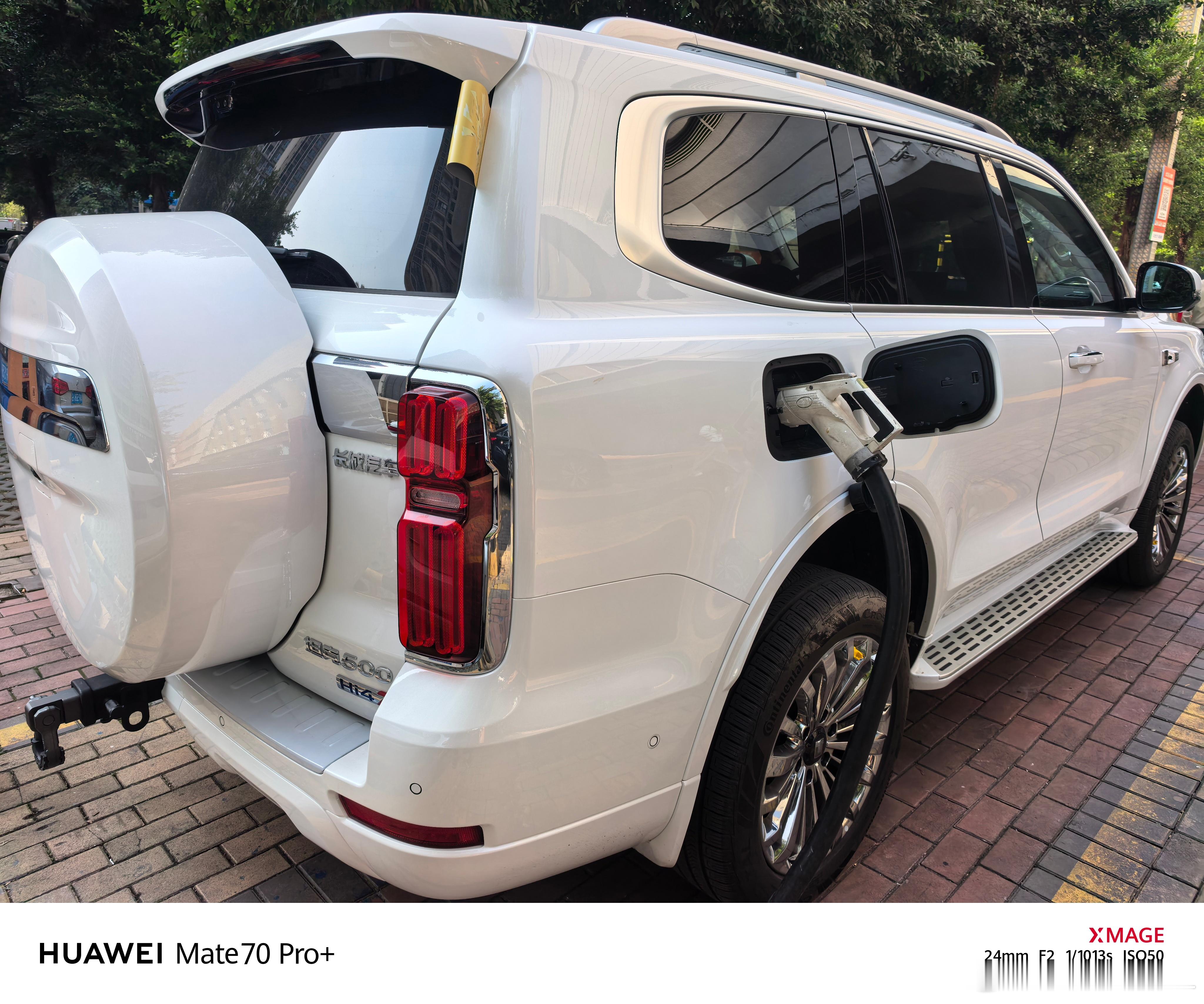 出来吃个饭，顺便给大白充个电。我发现Hi4-Z的电池温控冷却系统很牛逼啊。刚开始