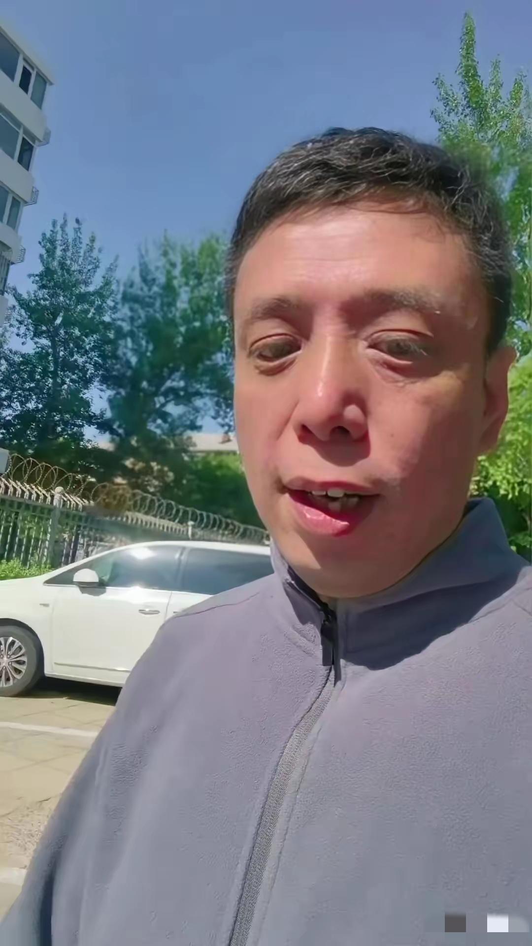 贾旭明这次可能自己也没想到。他在江苏卫视春晚上演了个小品，叫《圆桌悟事》。讲