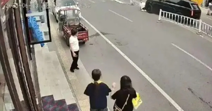 “太嚣张了！”山西，一29岁男子开着无牌照路虎车当街冲撞人，马路隔离带都被撞毁，