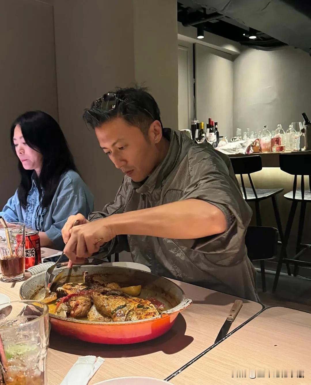 谢霆锋现身一家高级西餐餐厅就餐，身穿咖啡色圆领T恤衫，卡其色休闲运动裤，眼镜顶在
