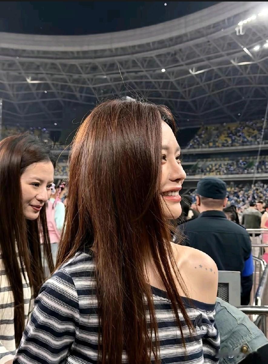 沈梦辰还是那么瘦，但是她已经老了！作为一个明星，长期熬夜是常态，这才导致她的眼袋