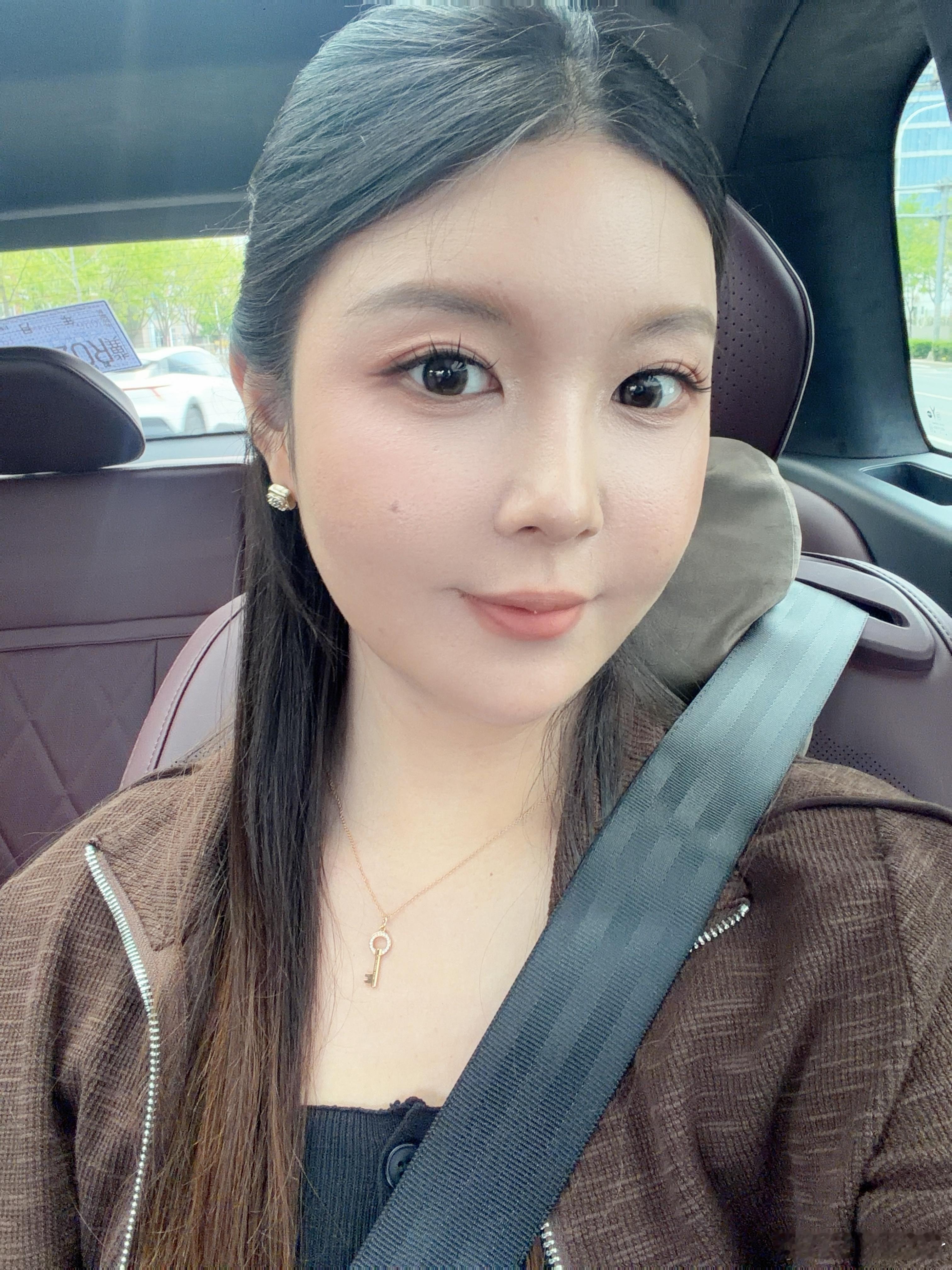 今天坐我的岚图泰山出门～好久没开它一上来还是有新鲜感的第一时间跑到后排非常的尊