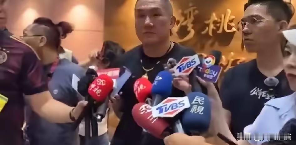 台湾馆长结束川渝行后可能是被民进党组织的攻击刺激到了，在接受台湾媒体采访时怒怼民