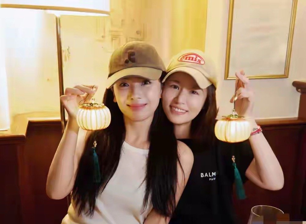 刘涛林心如米兰共度中秋，林心如素颜出镜，刘涛看着更显年轻漂亮​​​