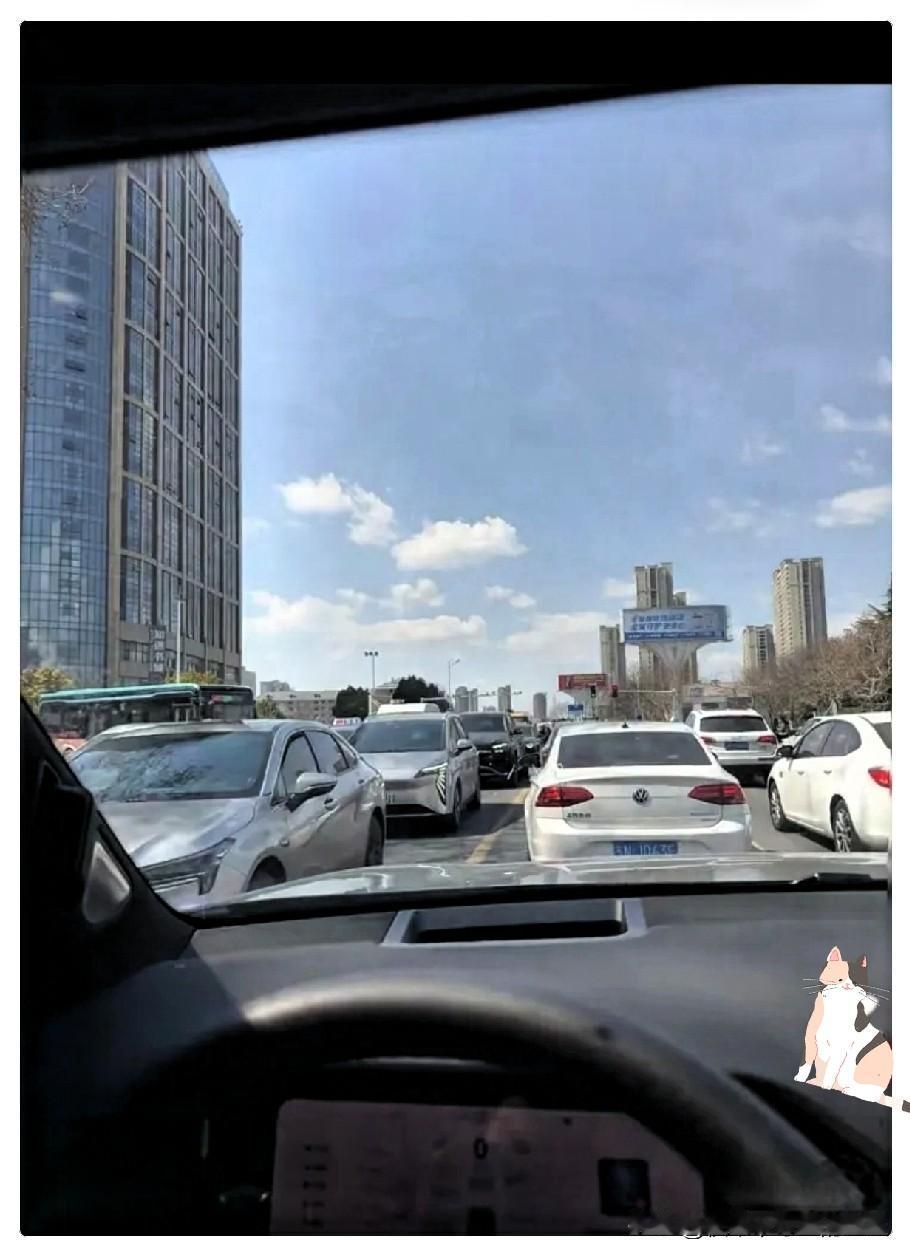 开油车的人，今晚过后要开始发牢骚了，因为今晚12点以后油价正式敲定上调