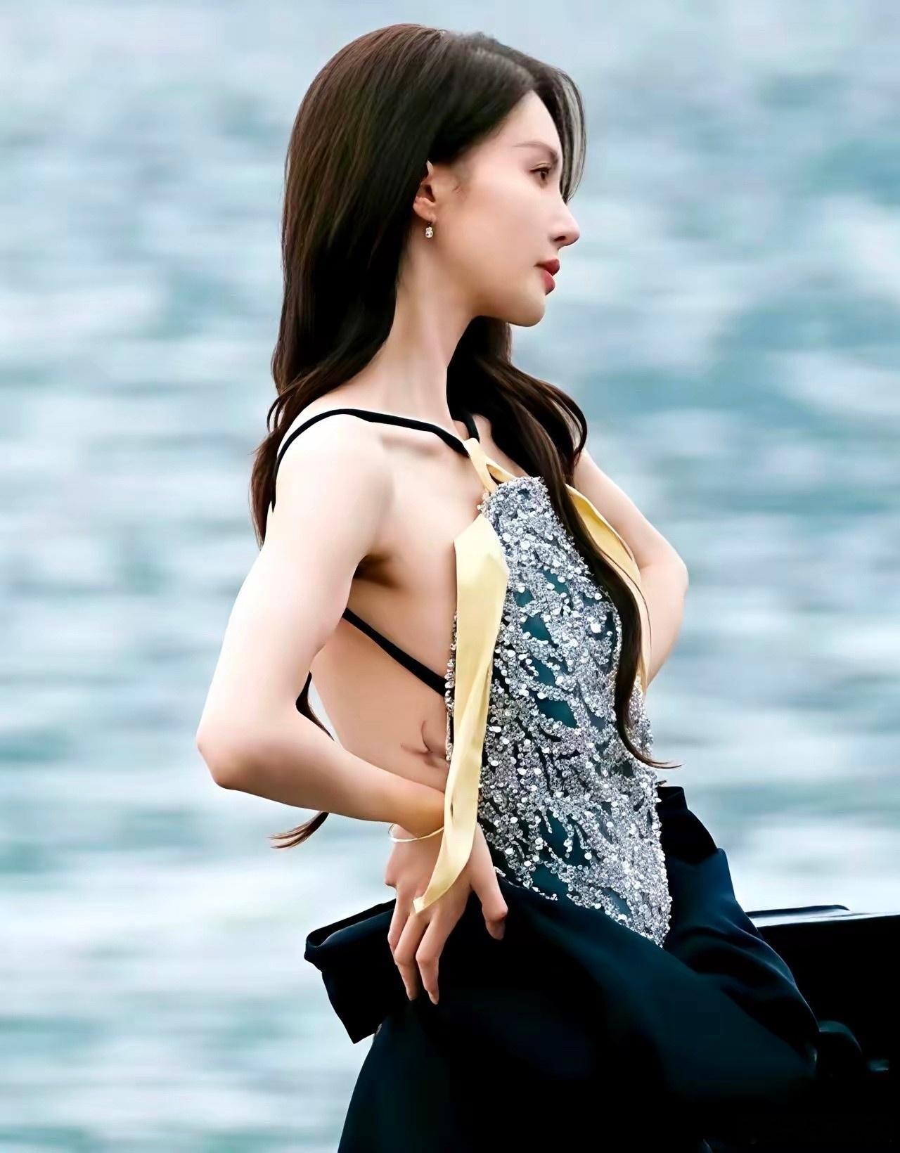 金晨肋部的🦋纹身，应该是想让自己一飞冲天，踏遍内娱。