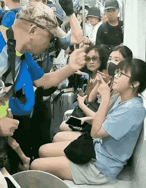 地铁车厢内，一名老人逼着一个女孩给他让座。女孩对他理所当然的样子非常反感，对他说