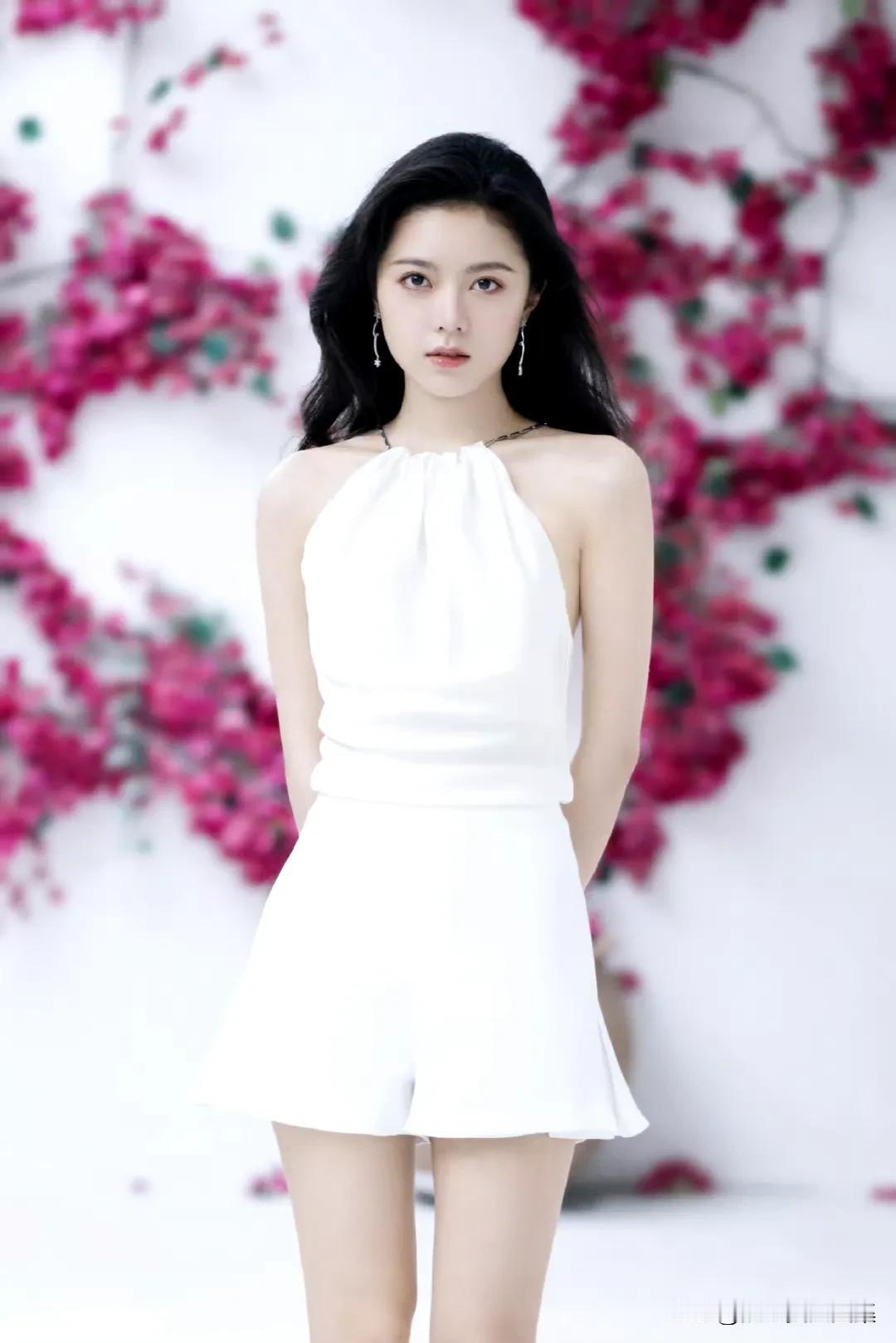 赵今麦真的太适合白色了！她身上那股清新劲儿，就像初夏清晨的微风，让人感觉无比惬意