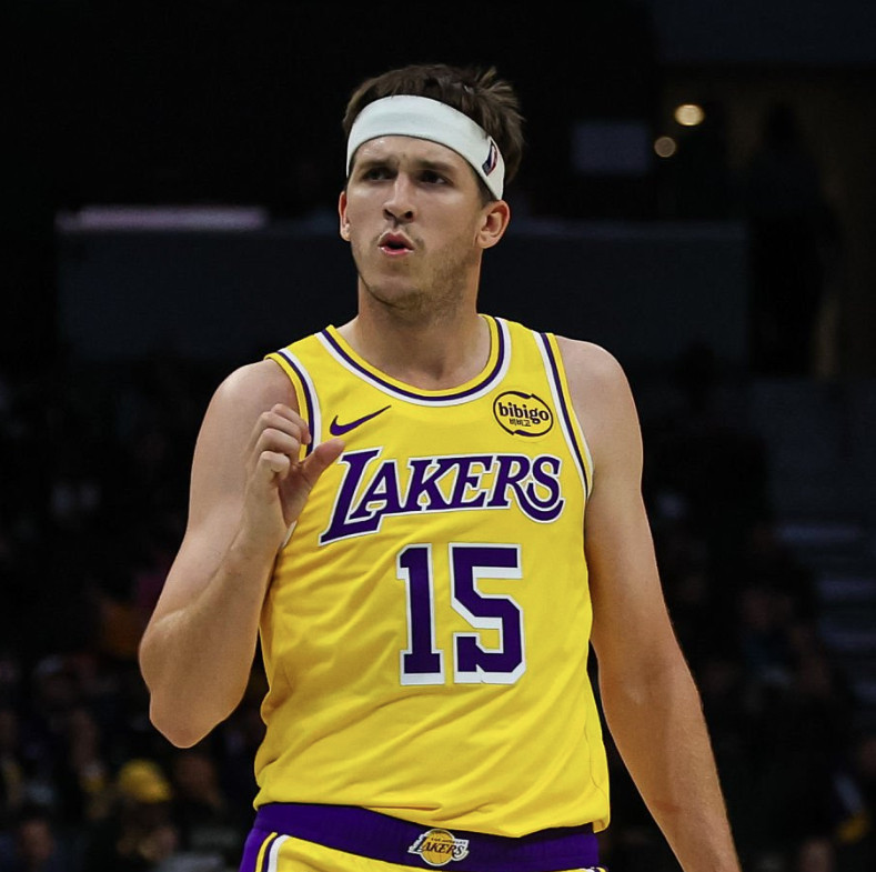 11场比赛后，湖人队内累计正负值前三：1，里夫斯+642，斯玛特+613，范德比