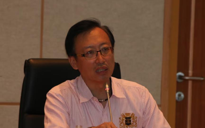 路透社今天台北报道：“台当局外事部门高官吴志中在台北对记者提问道，在台湾问题上做