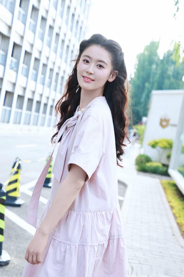 短剧演员翟一莹很不错的一个女孩子，她的短剧我基本都会看👀，演技还可以！这女孩子
