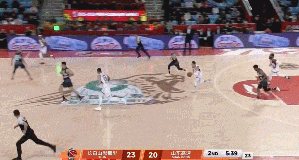 裁判再次一鱼两吃胡吹：陶汉林先明目张胆打姜伟泽，还算进球有效吗？陶汉林是老