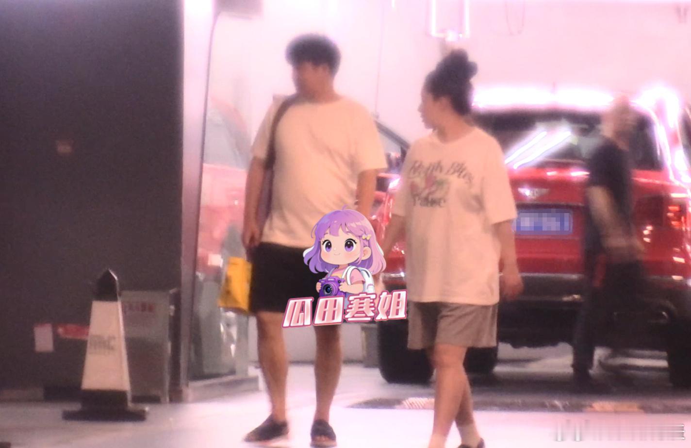 阚清子挺孕肚和老公一起逛街阚清子挺孕肚和“富二代”老公一起逛街，老公全程拎包~