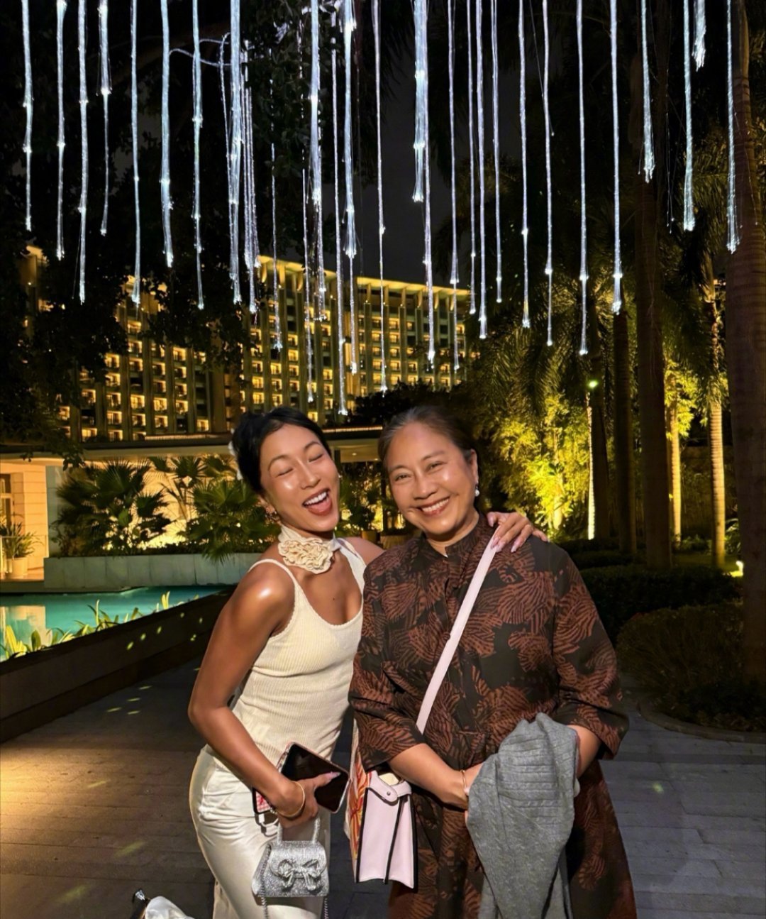 吉克隽逸和妈妈游玩照，母女俩虽然都是大黑皮，但颜值是真的很高，五官长得挺好看。