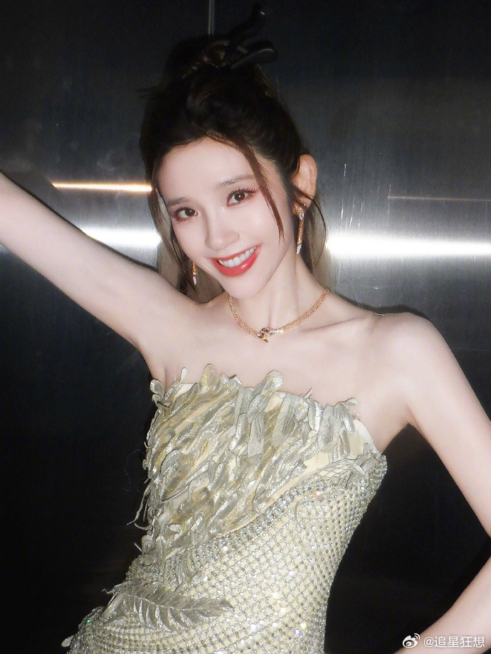 唐艺昕直播被叫妈妈谁懂这种双向的温柔！粉丝鼓起勇气的可爱提问，唐艺昕用最柔软的笑