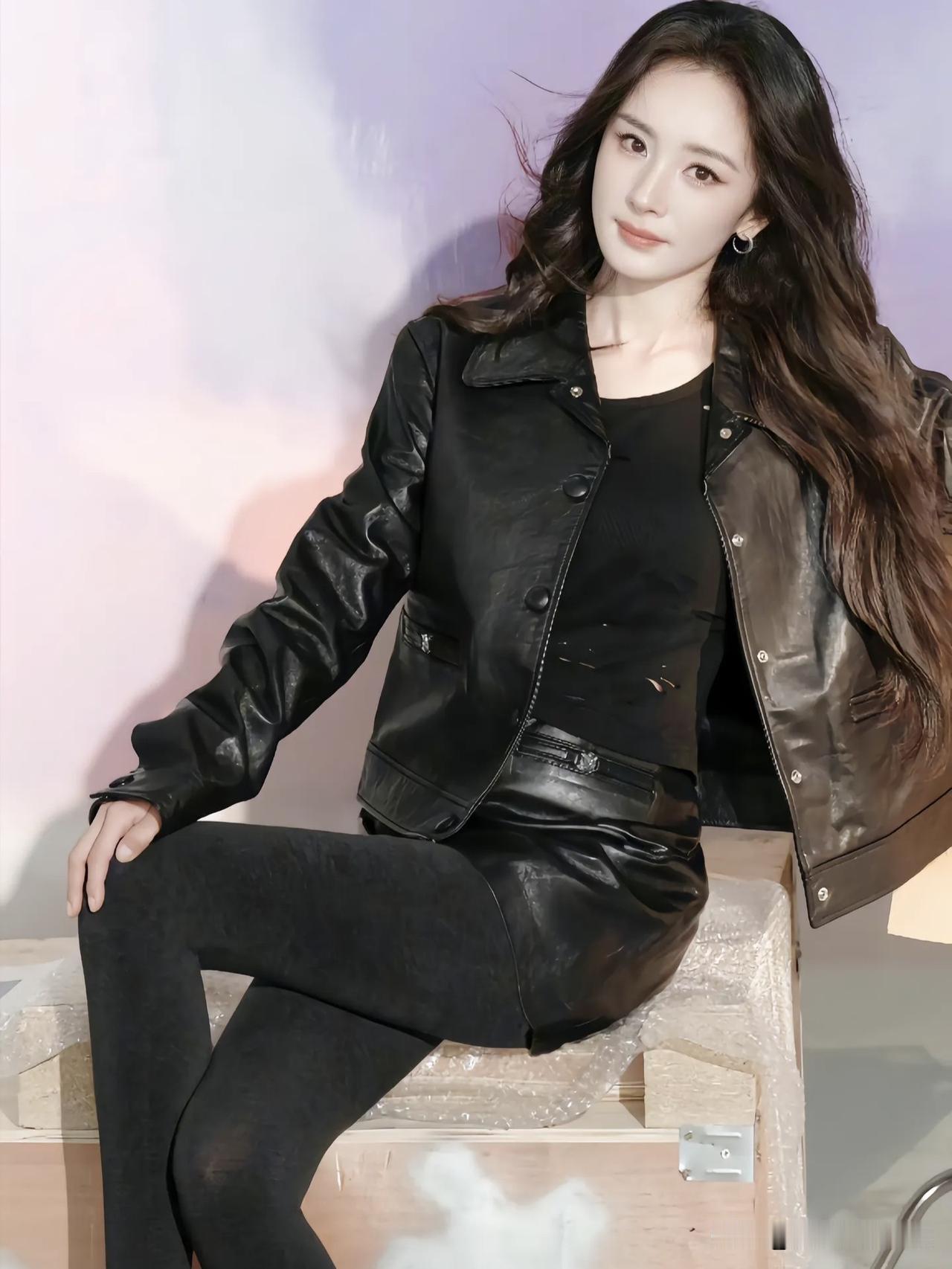 眉眼如星，步履生风。她是镜头前的千面女王，也是人间清醒的北京大妞——杨幂，以柔韧