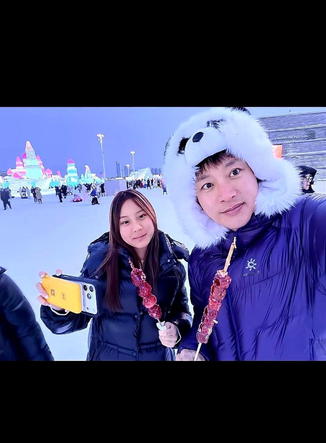 零下20度，378米冰滑梯。贾乃亮对着女儿甜馨就喊了一句：出溜！甜馨手里攥