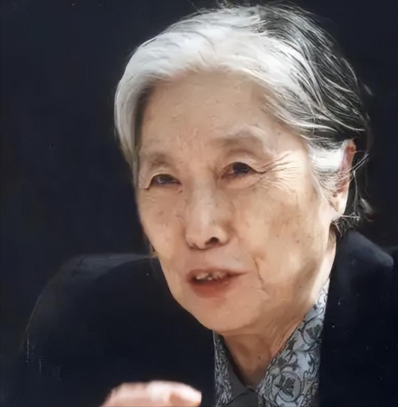 2006年，王光美因病去世。临终前，她突然向女儿刘亭抱拳作揖，虚弱地说：“女儿，