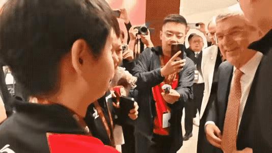 众目睽睽之下，孙颖莎落落大方，向巴赫要联系方式！真是再大的场合也吓不到莎莎，妥