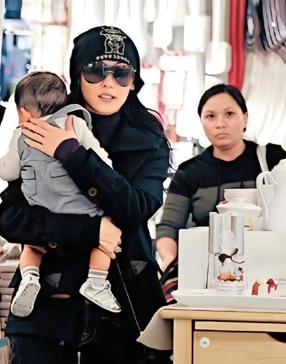 有网友在澳洲偶遇张柏芝和Lucas散步，母子俩好温馨！Lucas在澳洲读大学，张