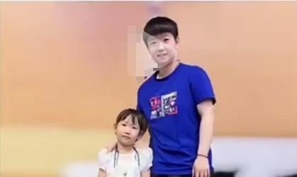 莎莎的T恤衫悄悄长大啦?莎莎穿着这件蓝色的训练服和小朋友拍合照的时候,衣服长短正