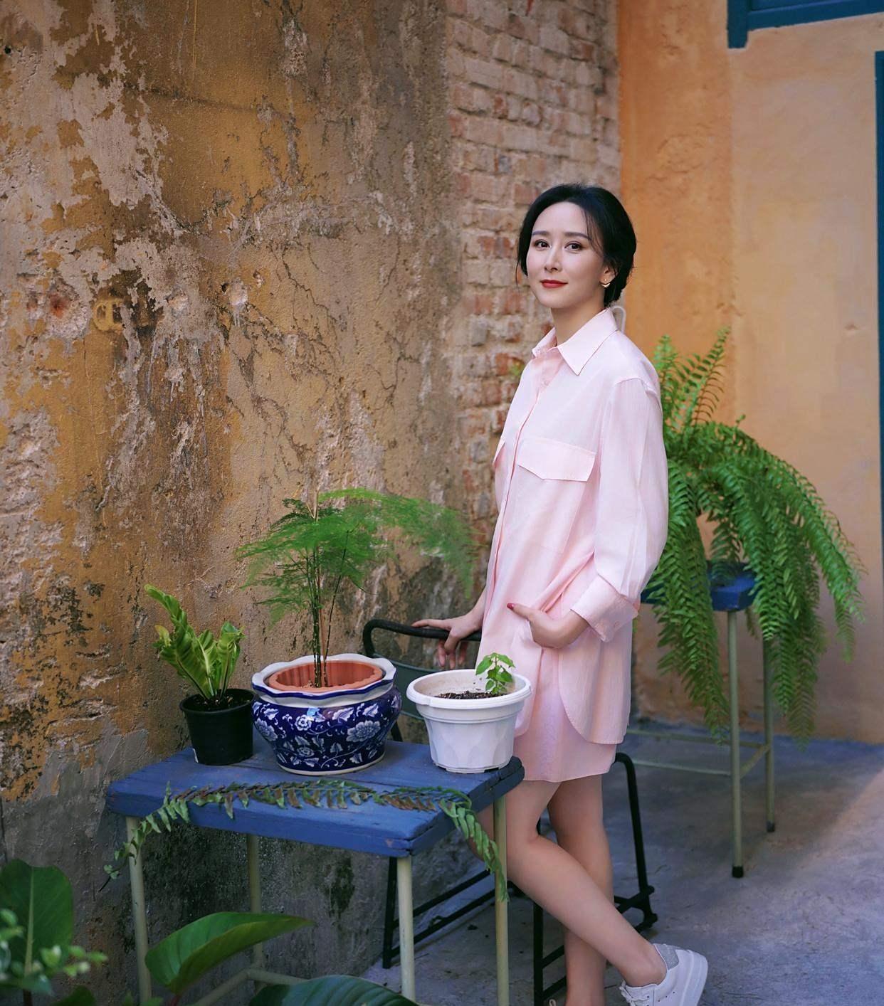 胡静笑容真甜，老公拍的照，婚姻美满状态满分！[玫瑰]