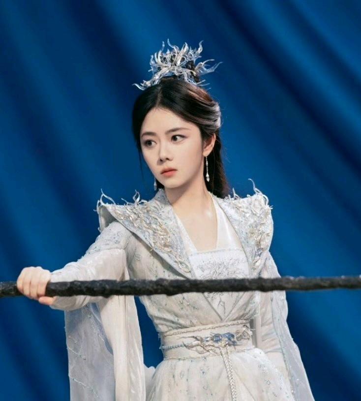 真不行了谭松韵侯明昊的《逍遥》怎么去了中午档了。这档期也太差了，收视率应该