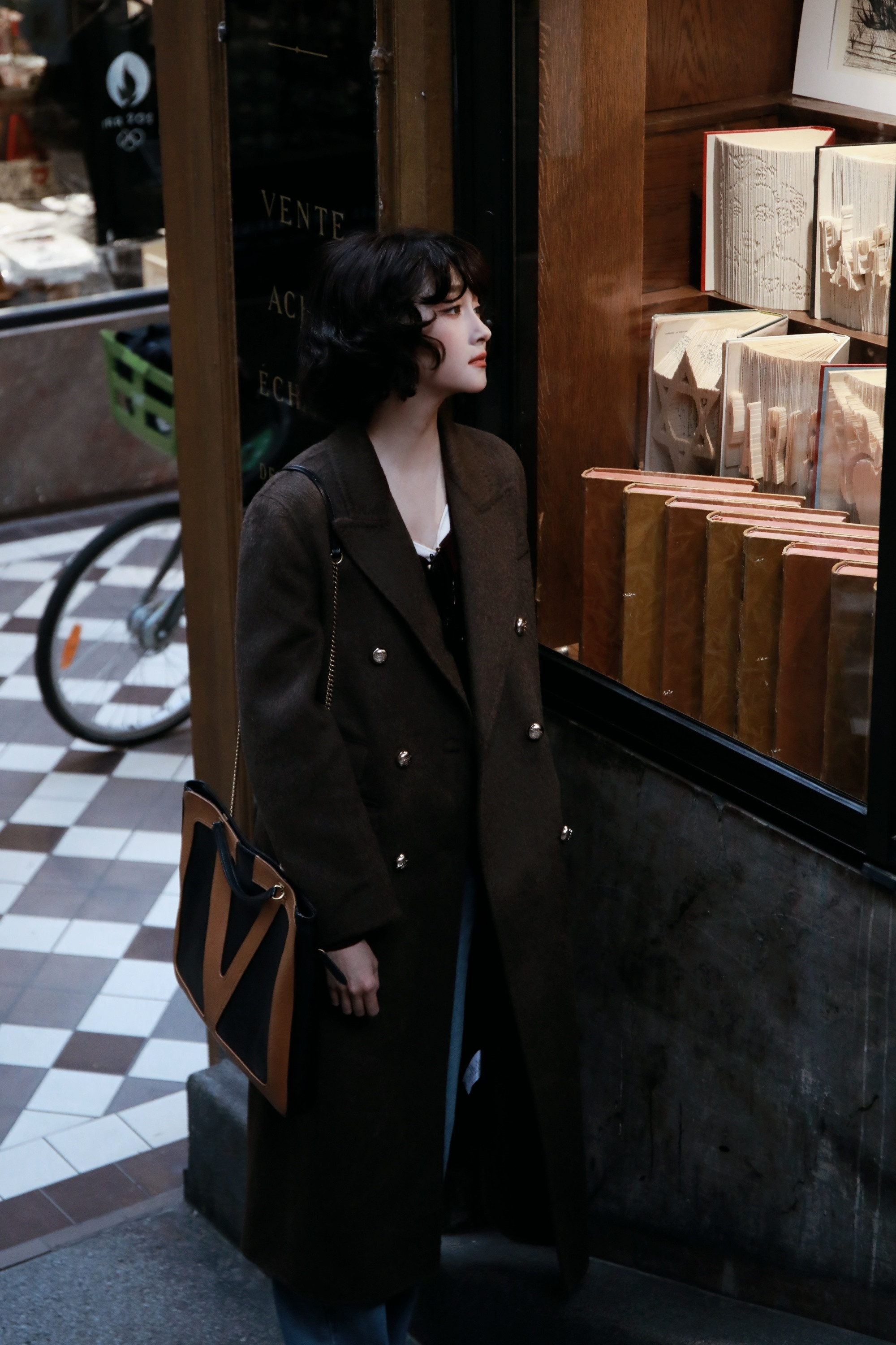 关晓彤，短发西装牛仔，行走街角吃冰淇淋小的姐姐。关晓彤