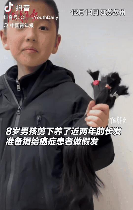 江苏苏州，8岁男孩留了2年长发，每天扎着辫子上学。不是因为某种风俗，也不是孩子喜